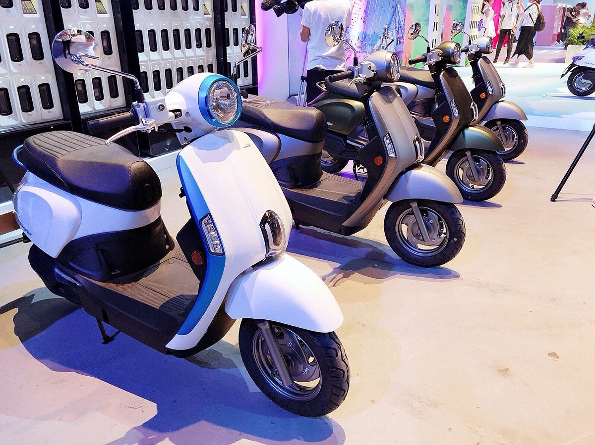 KYMCO New Many 110 EV將原有的加油口空間改製成置物架，騎士可以輕鬆放置兩大杯飲料、或其他用品。 圖：丘秝榕／攝