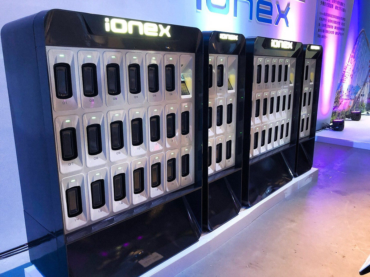 KYMCO即將完成全台1,500個Ionex快速充電服務站的佈署，明年底前，KYMCO還會完成全台2,000個Ionex能源交換站的佈署。圖為能源交換站。 圖：丘秝榕／攝