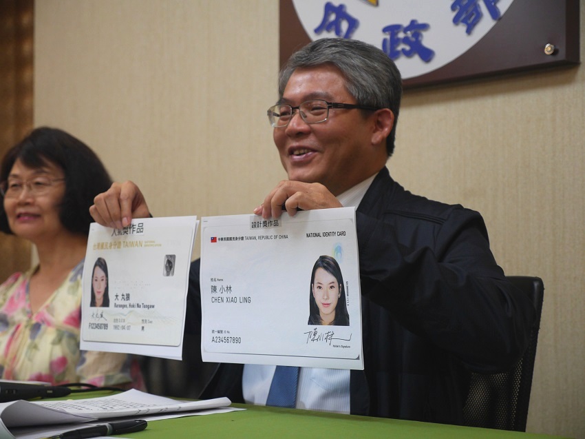 內政部次長花敬群今天下午緊急召開記者會，說明身分證明文件再設計徵選過程。 圖：趙婉淳／攝
