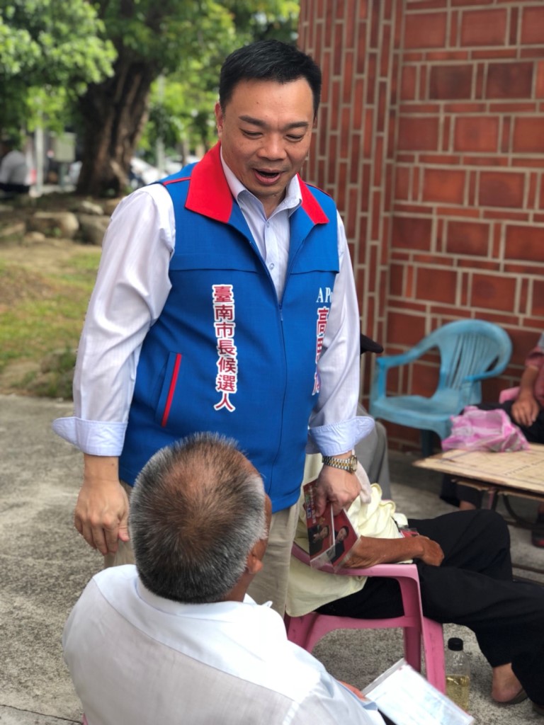 高思博表示，他上任後的第一件事就是要解決偏鄉農、漁民的生計問題，除了為農民打通市場銷售管道外，並將設計符合台南特性的「農業生產災害保單」，最大程度減輕天災為農民造成的損失。 圖說/黃博郎攝