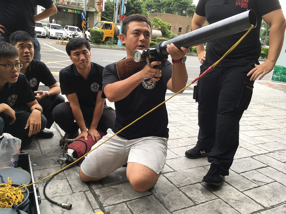 新北市5月30日防汛抽查消防局新店分隊拋繩槍整備情形。 圖：新北市政府/提供