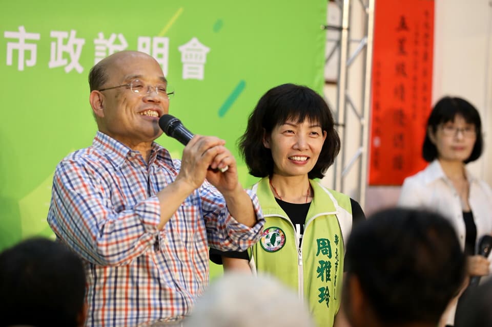 民進黨新北市長參選人蘇貞昌今（12）日在汐止場市政說明會上大力推薦資深議員周雅玲。 圖：蘇貞昌競選辦公室/提供