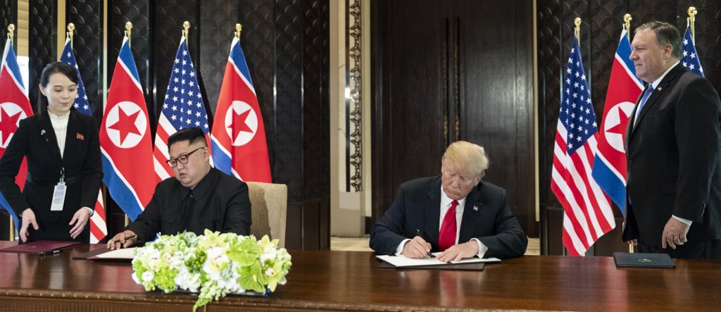美國總統川普與北韓領導人金正恩昨天在新加坡會晤，並簽署聯合聲明。川金會前一項民調顯示，近半數美國民眾認為川普能面對北韓的威脅，但是否能讓北韓全面非核化則存疑。 圖：翻攝自川普twitter