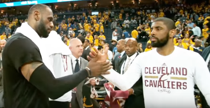 美國職籃NBA波士頓塞爾蒂克後衛厄文（Kyrie Irving）今天被問到，再與「小皇帝」詹姆斯（LeBron James）重當隊友的可能性，他沒有給出任何答案。 圖：翻攝自YOUTUBE