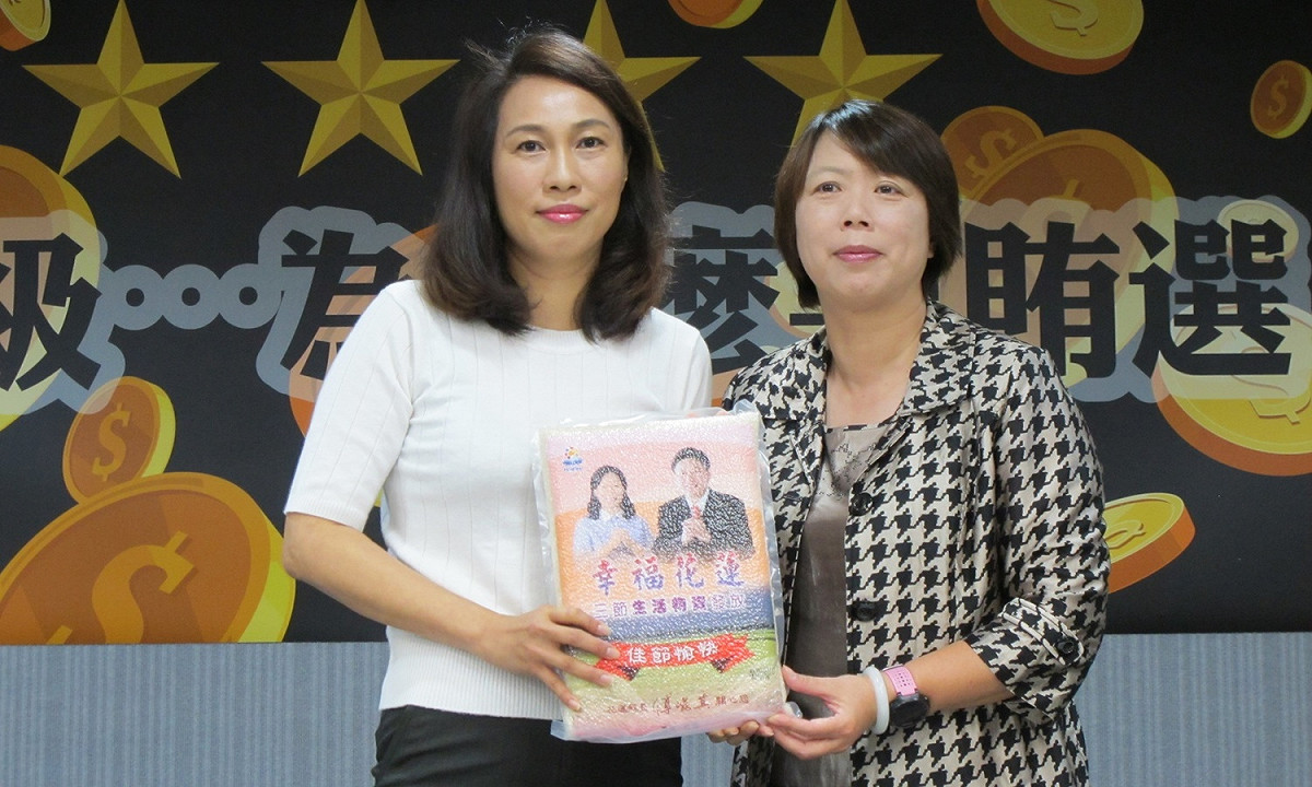 民進黨花蓮縣長候選人劉曉玫（左）與律師鄭文婷手拿傅崐萁夫婦送的白米。 圖：林朝億/攝