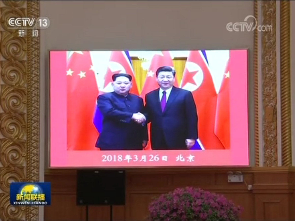 兩架中國提供的專機上午都返抵北京，只不過，其中一架昨夜從新加坡直飛北京，另一架從新加坡起飛後經由平壤返回北京。這是否顯示，金正恩一如外界揣測，先到北京向中國國家主席習近平說明這次與美國總統川普的會談經過，格外引人關注。圖為今年3月底，金正恩初訪中國，在北京與習近平會談。 圖：翻攝自央視畫面