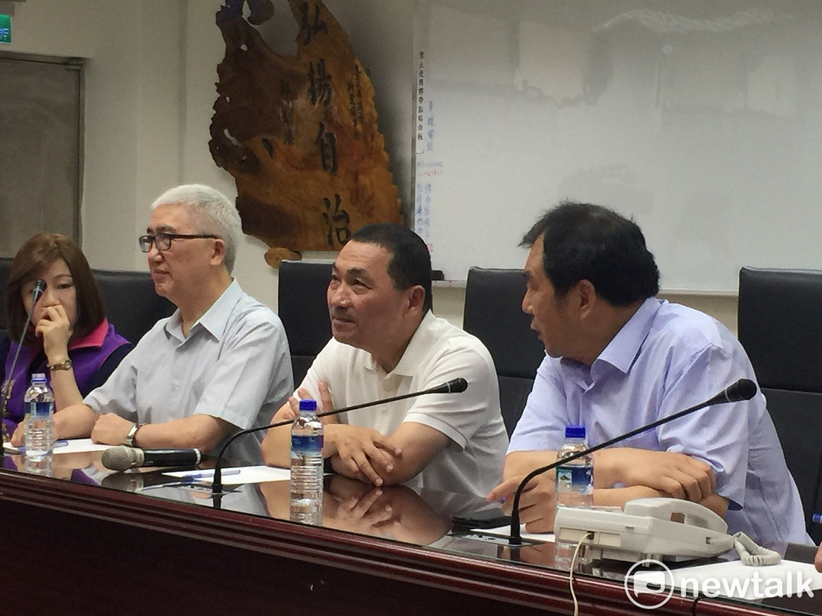 侯友宜與板橋區里長聯合座談，希望大家能做為不分藍綠的「市民黨」，一起當選為市民服務。 圖：林昀真/攝