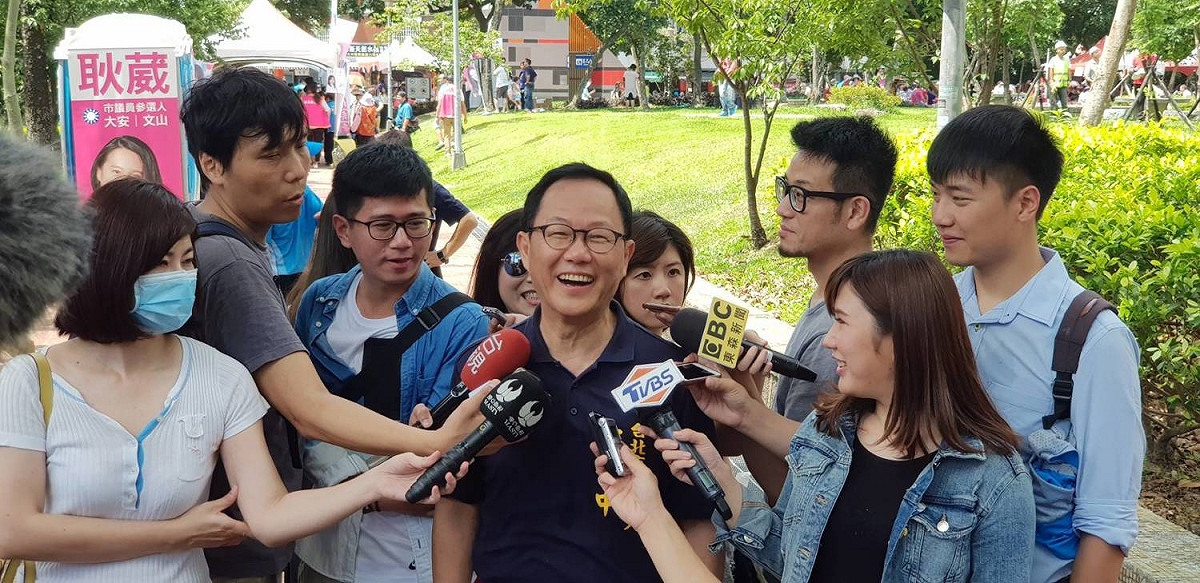總統蔡英文聲援吳音寧，遭國民黨台北市長候選人丁守中(中)批評是總統亂政。 圖：丁守中辦公室提供