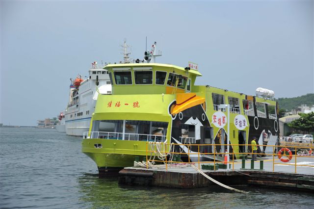高雄輪船公司開闢「棧貳庫到旗津」航線，將串連駁二藝術特區、旗津及哈瑪星觀光圈，提升駁二、旗津、哈瑪星黃金三角觀光與商業效益。 圖：高雄市政府/提供