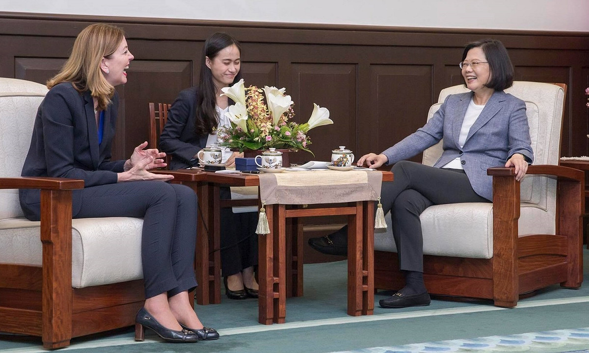 總統蔡英文13日在總統府接見來台的美國國務院助卿羅伊斯。 圖：蔡英文臉書