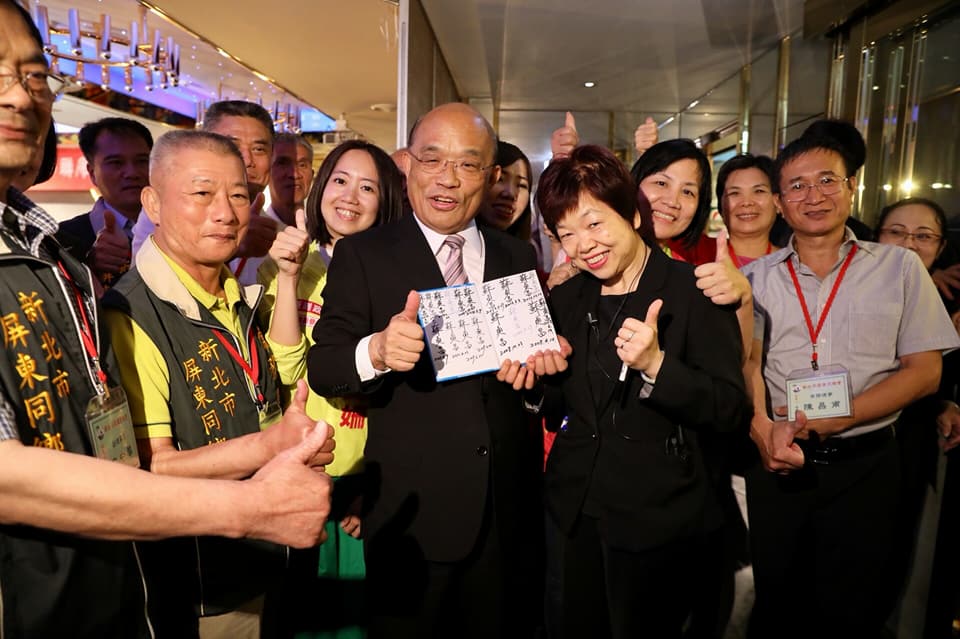 蘇貞昌拿著親筆簽名簿，開心地與支持者合影。 圖：蘇貞昌競選辦公室/提供