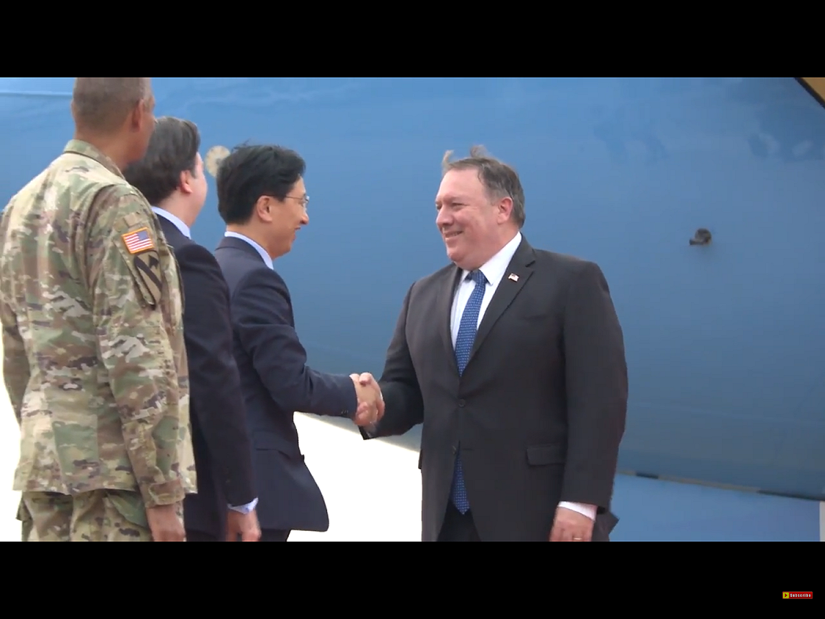 媒體問及是否希望北韓能在川普第一任任期，也就是2020年底前解除主要核武設施時，蓬佩奧表示，希望能在2年半內達成目標。圖為蓬佩奧抵達南韓，與接機的官員握手致意。 圖：翻攝自Youtube