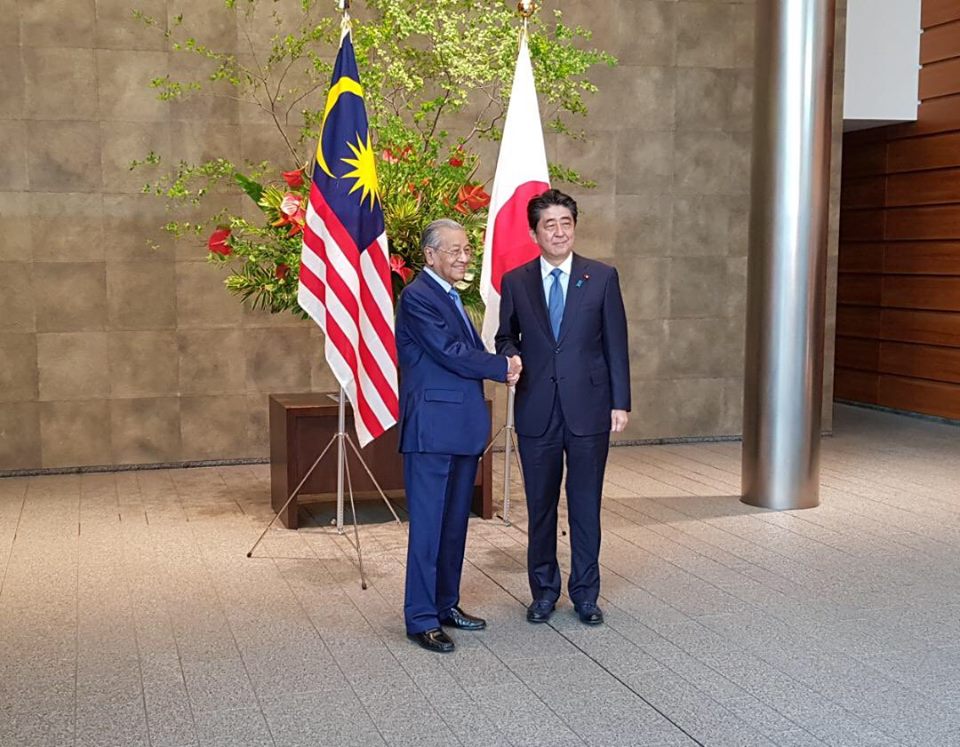 馬來西亞總理馬哈迪（左）訪問日本，會見日本首相安倍晉三，討論2國加強合作議題。 圖：翻攝馬哈迪臉書