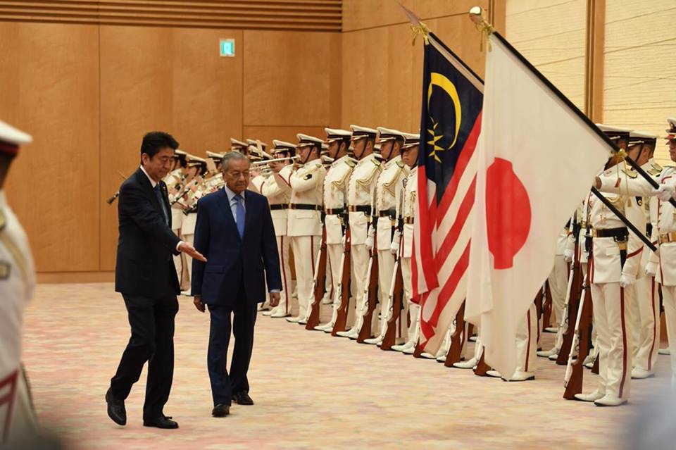 日本首相安倍晉三（左起）熱烈歡迎馬來西亞總理馬哈迪，也歡迎大馬重提東望政策。 圖：翻攝馬哈迪臉書