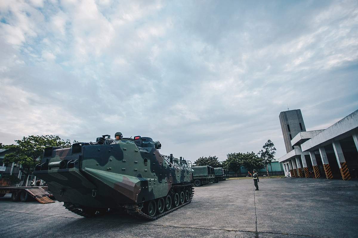 海軍陸戰隊AAV-7兩棲突擊車預置桃園下湖西營區。 圖：國防部提供