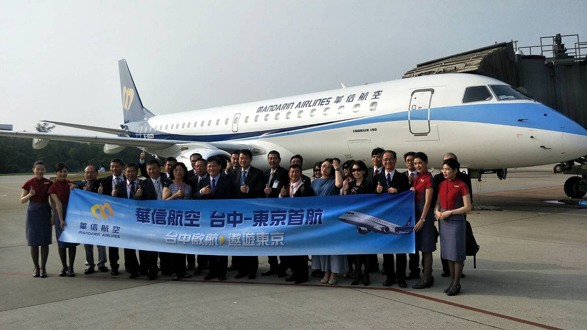 今(14)日一早，台中市長林佳龍及華航董事長何煖軒率眾搭乘首航班機直飛東京。 圖：台中市政府/提供