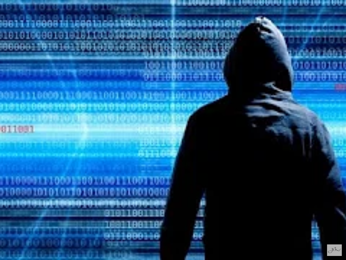 美國國家反間諜和安全中心主任伊瓦尼納表示，即使是旅客而非政府要員，都可能成為駭客的目標。他還呼籲美國旅客應儘量避免攜帶電子裝置，免遭攻擊。 圖：翻攝自Youtube