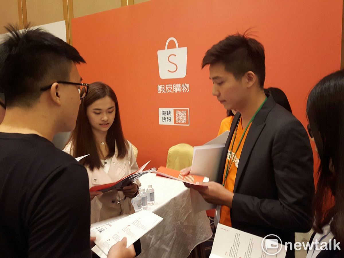 徵才說明會上不少青年學子對如何進入sea集團深感興趣，積極詢問相關資料。 圖：林昀真/攝
