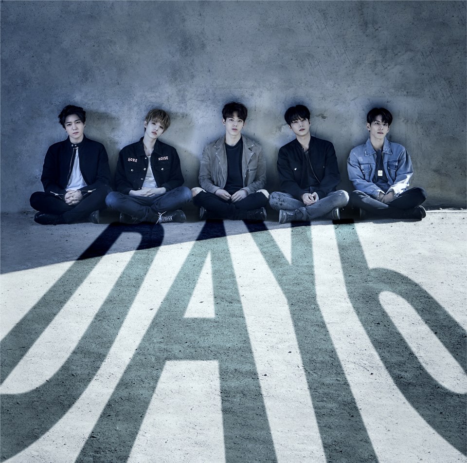 DAY6是韓國JYP娛樂於2015年推出的男子樂團，以Jae、晟鎮、Young K、元弼及度雲5位成員組成，由晟鎮擔任隊長。 圖：翻攝自 Day6 臉書專頁