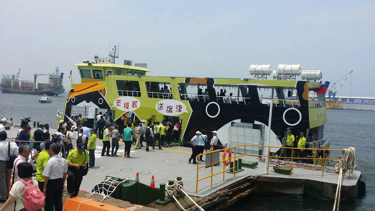 高雄市輪船公司新增「棧貳庫至旗津」航線，以「來棧貳，送旗津」為口號，串聯駁二藝術特區、旗津與哈瑪星， 開創高雄旅遊新玩法！ 圖：高雄市政府提供