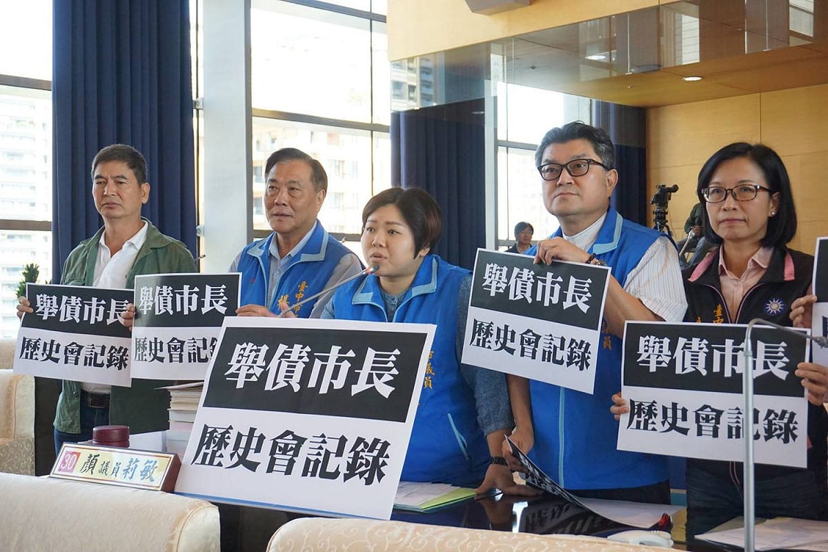 國民黨台中市議員再批林佳龍是舉債市長，卻頻頻出國。 圖 : 國民黨團/提供