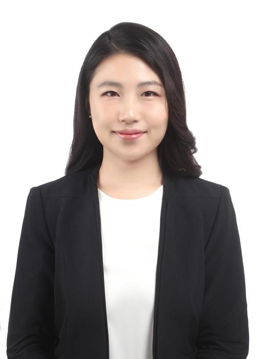 與前總統朴槿惠同名的是一位29歲的美女律師，其最高學歷為韓國圓光大學法學院法學碩士。她以執政黨共同民主黨員身份參加地方選舉，並成功當選釜山金井區基礎議員比例代表。 圖：翻攝自網路