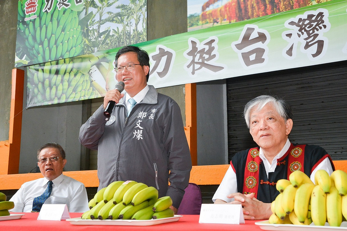 桃園市長鄭文燦鼓勵食品廠採購在地食材，不僅可以減少碳足跡，也能解決農產生產過剩的問題。 圖:桃園市政府/提供