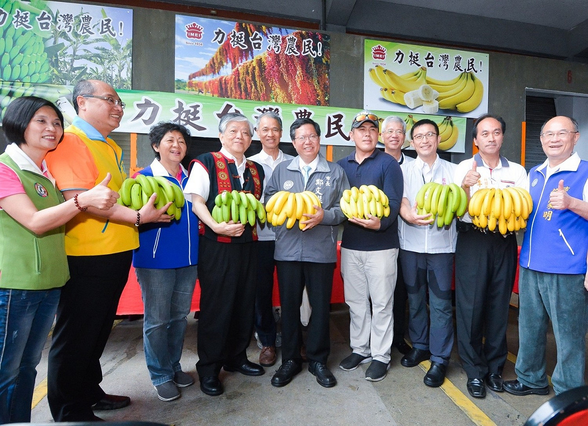 桃園市長鄭文燦與地方民代出席義美香蕉研發說明會，支持企業力挺蕉農。 圖:桃園市政府/提供