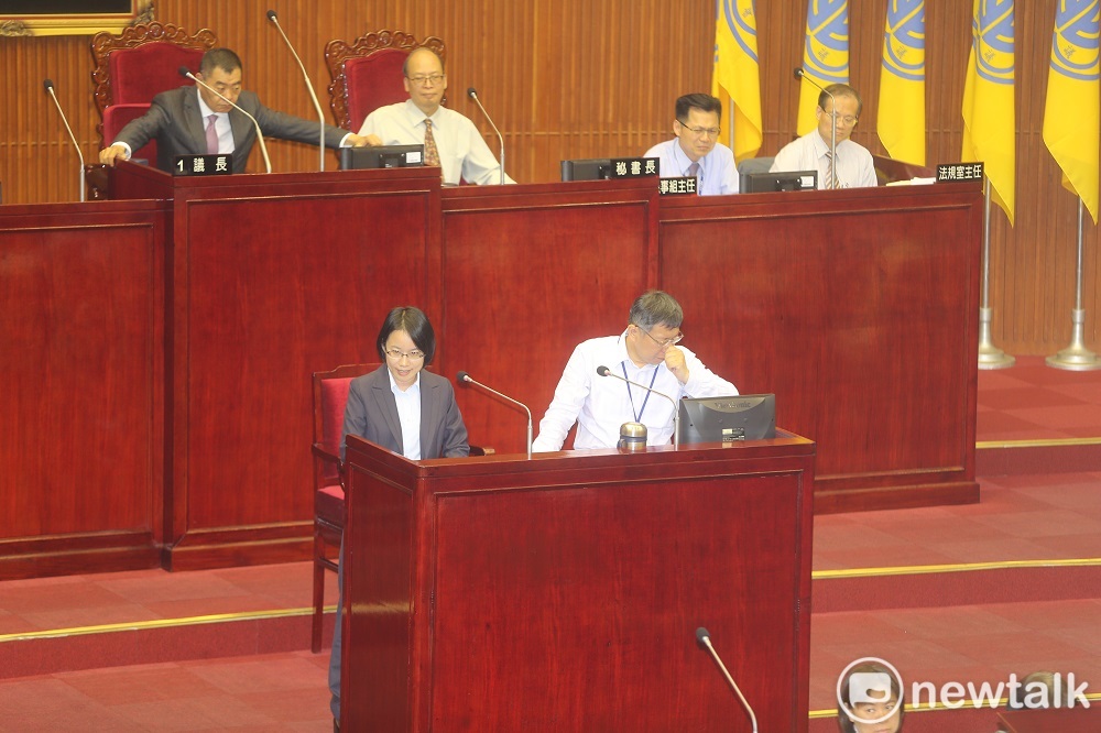 台北市長柯文哲（備詢台右）與北農總經理吳音寧（備詢台左）。 圖：林文仁／攝（資料照）
