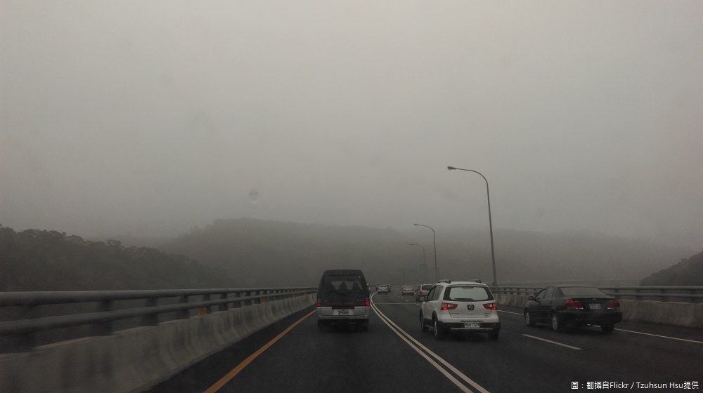 原滯留鋒面已轉變成熱帶性低氣壓，氣象局持續就中南部地區發布豪大雨特報，公路總局預估將於今（14）日入夜後影響9條路段。 圖：翻攝自Flickr／Tzuhsun Hsu提供