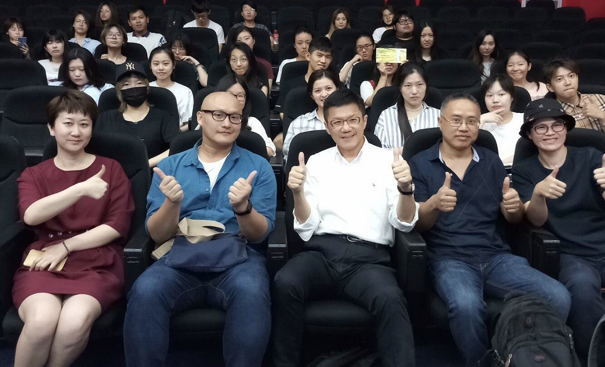 新北市紀錄片上海同濟大學放映會，市府新聞局長張其強(中間者)、新北市紀錄片導演陳志漢(左二)和與會同學、同濟大學老師方紅峰(左一)、大陸紀錄片導演黎小鋒(右二)、臺灣CNEX蘇淑冠總監(右一)合照。 圖:新北市政府新聞局/提供