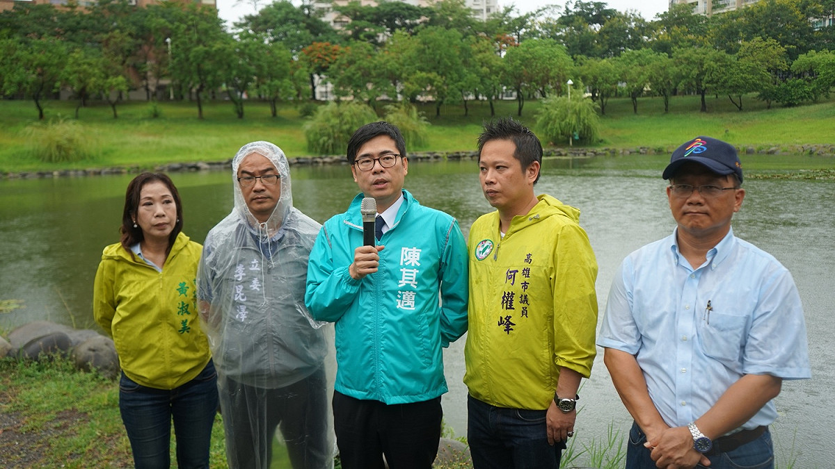 高雄市長參選人陳其邁及立委李昆澤、議長康裕成、市議員何權峰、黃淑美等人今 (14) 日下午前往三民區本和里滯洪池視察。 圖 : 陳其邁辦公室./提供