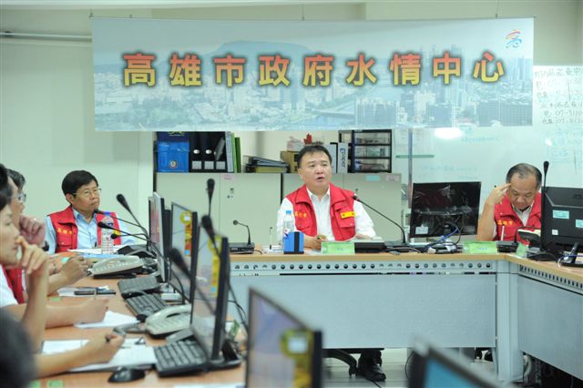 許立明到水情中心召開第一次防汛工作會議，指示所有同仁加強警戒，特別是沿海低窪、易淹水區域，並做好預防措施。 圖：高雄市政府/提供