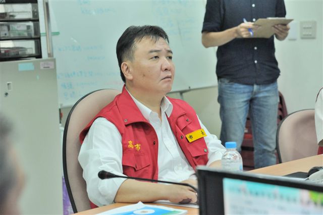許立明到水情中心召開第一次防汛工作會議，指示所有同仁加強警戒，特別是沿海低窪、易淹水區域，並做好預防措施。 圖：高雄市政府/提供