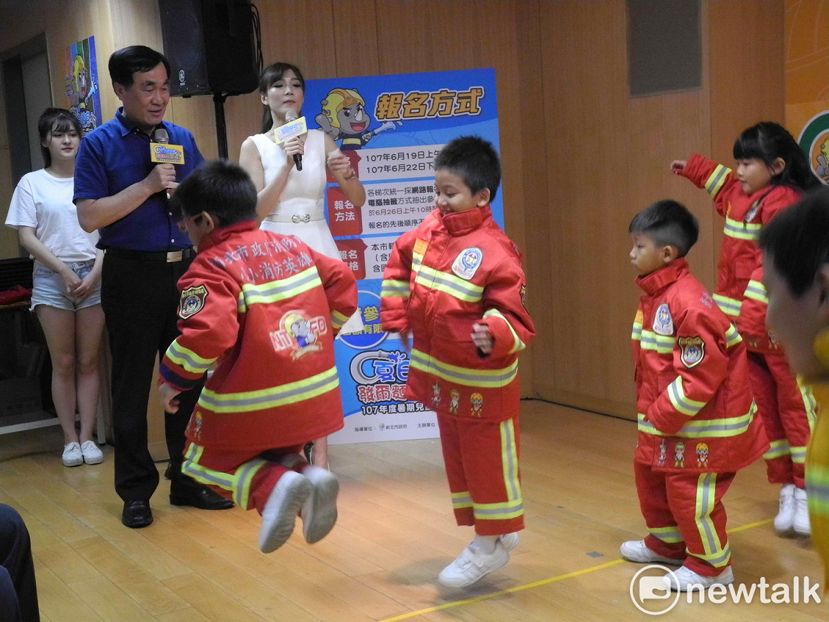 新北「夏日饗宴-發爾麵How Fun」暑期兒童消防夏令營活動，即將受理報名，副市長李四川(右上一)在記者會向小朋友趣味提問。 
 圖：王峻昌/攝