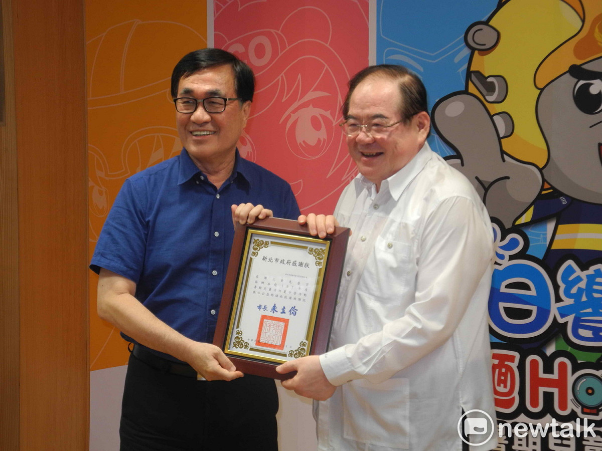 副市長李四川頒感謝狀，向三重先嗇宮董事長李乾龍等贊助商致謝。                                                       
 圖：王峻昌/攝
