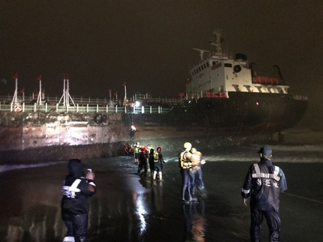 2艘油輪疑因海浪太大流錨擱淺，海巡署人員趕赴現場救援。  圖：海巡署/提供
