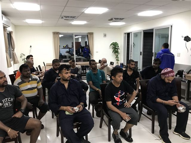 2艘油輪疑因海浪太大流錨擱淺，海巡署人員趕赴現場救援。  圖：海巡署/提供