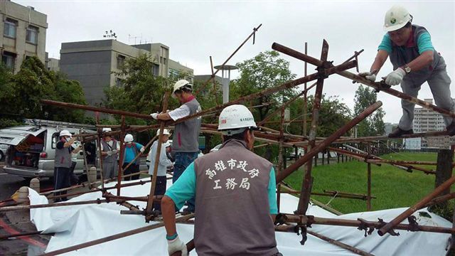 熱帶性低氣壓肆虐高雄地區一整夜，路樹倒塌，地下道積水，高雄市政府今天清早動員人力整理。 圖：高雄市政府/提供