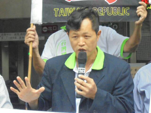律師曾勁元不滿台北市長柯文哲日前指派政風處至北農查帳，痛批違法越權搜索，今 (15) 日在台灣國辦公室的陪同下，至北檢按鈴告發柯文哲等4人涉妨害自由。 圖：台灣國/提供