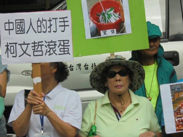 律師曾勁元不滿台北市長柯文哲日前指派政風處至北農查帳，痛批違法越權搜索，今 (15) 日在台灣國辦公室的陪同下，至北檢按鈴告發柯文哲等4人涉妨害自由。 圖：台灣國/提供