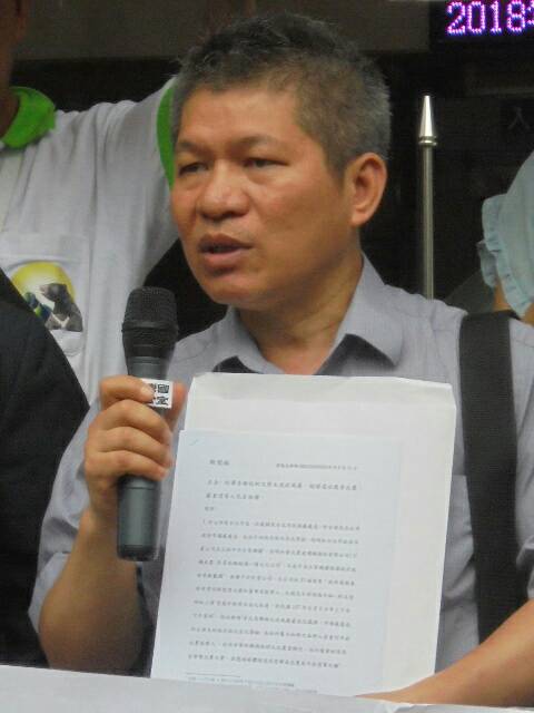 律師曾勁元不滿台北市長柯文哲日前指派政風處至北農查帳，痛批違法越權搜索，今 (15) 日在台灣國辦公室的陪同下，至北檢按鈴告發柯文哲等4人涉妨害自由。 圖：台灣國/提供