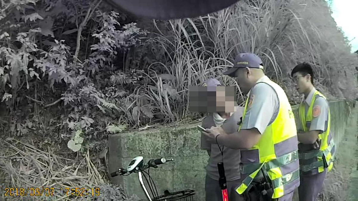 員警立即上前盤查，楊姓男子主動承認有喝酒。 圖：翻攝自網路