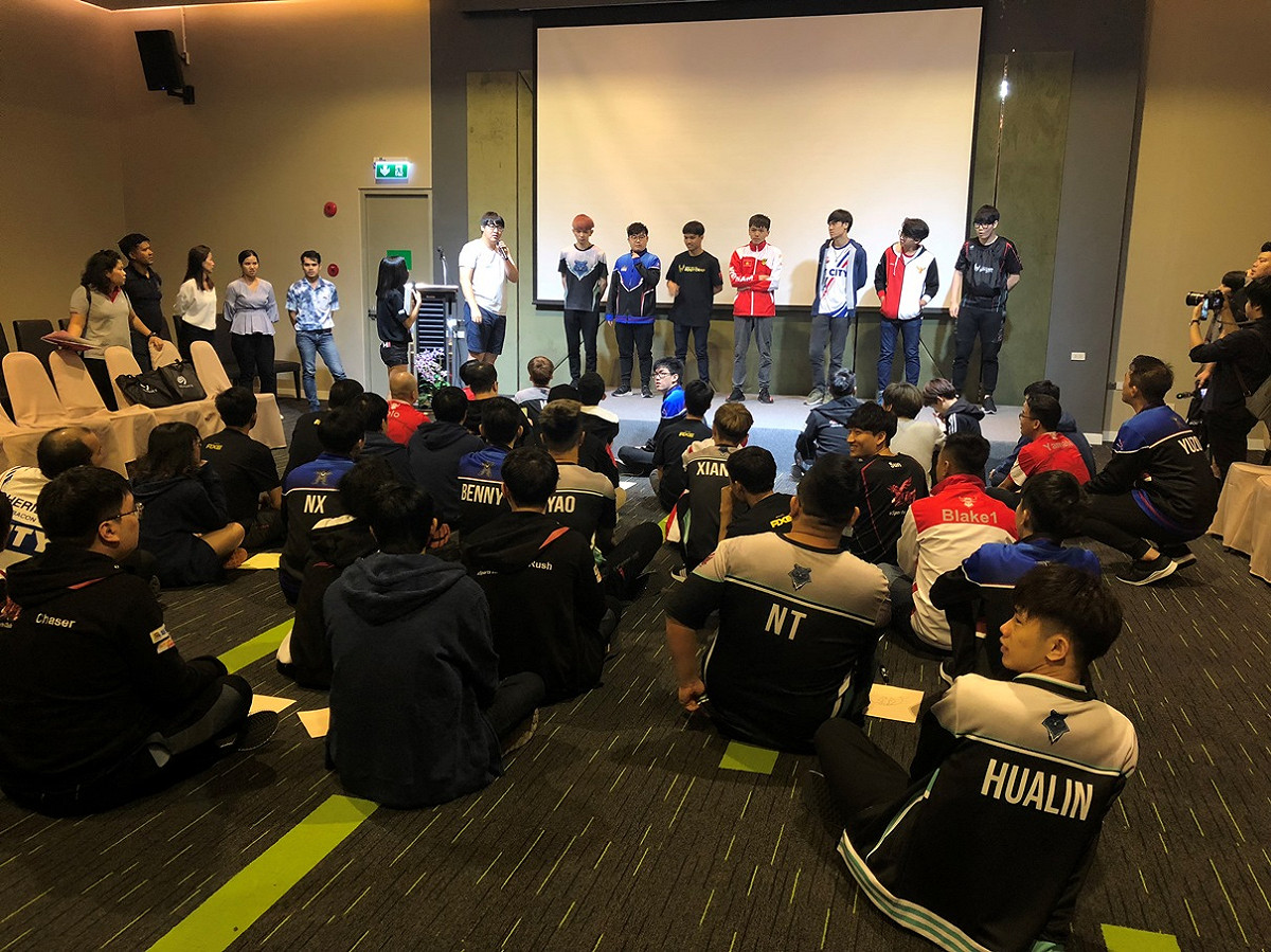 所有參賽隊伍先禮後兵，在開幕破冰儀式中自我介紹。 圖：Garena/提供