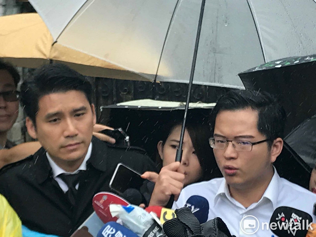 文化大學學務長方元沂（左）、議員王威中（右）。 圖 : 周煊惠 / 攝
