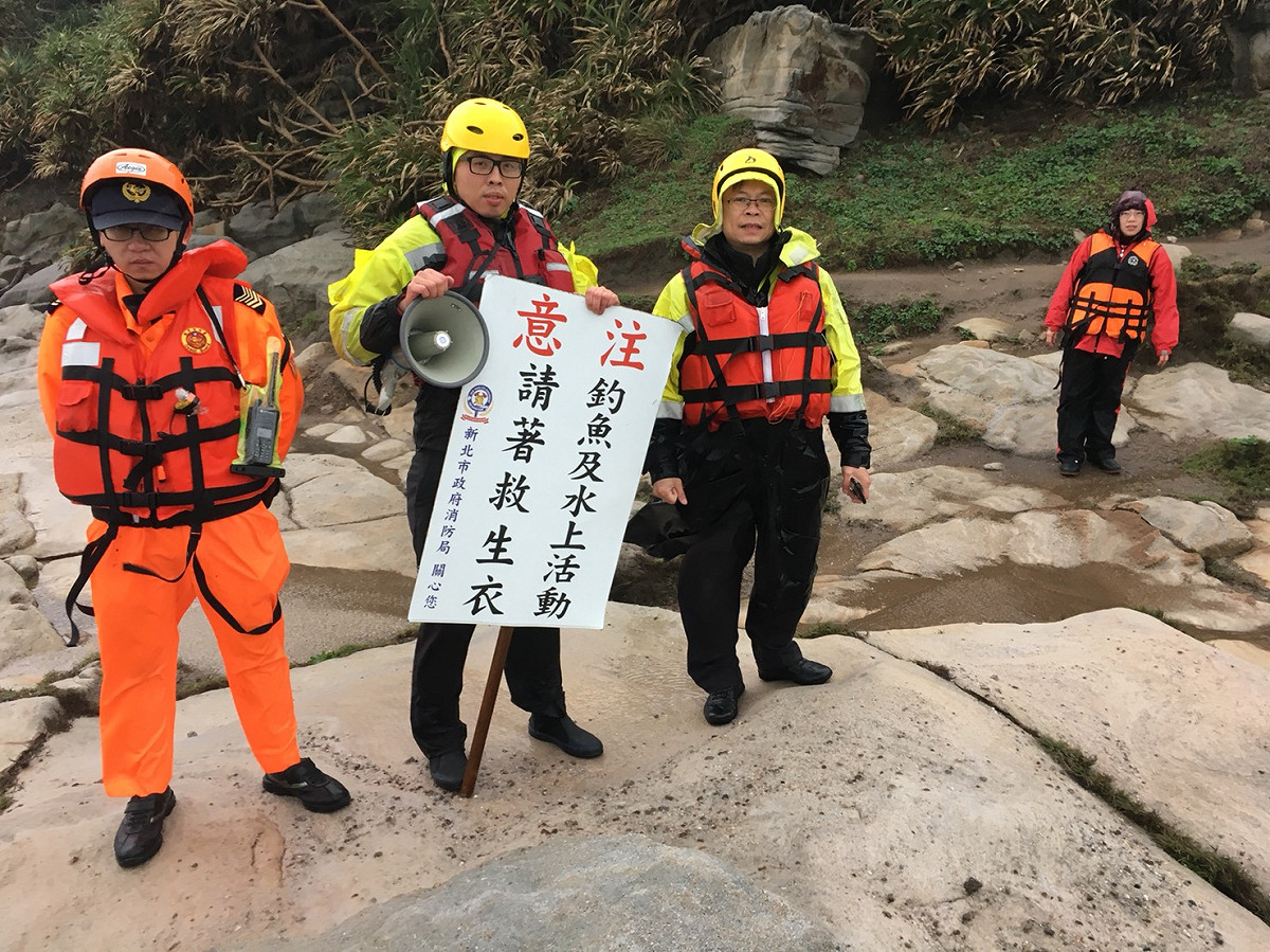 為了避免發生危險，新北市政府主動勸導釣客上岸，要求離開海岸。 圖：新北市政府/提供