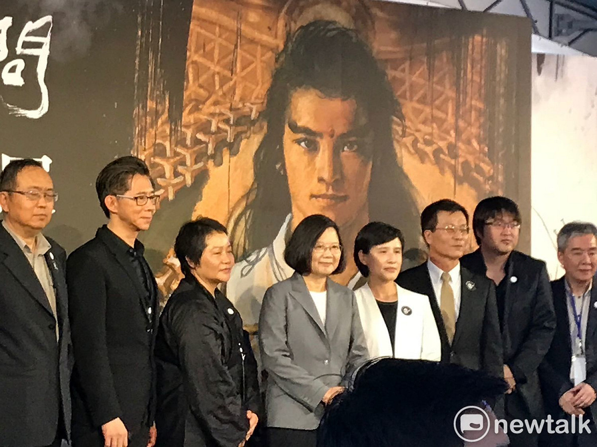 總統蔡英文、文化部長鄭麗君等人出席「千年一問 鄭問紀念展」。 圖 : 周煊惠 / 攝