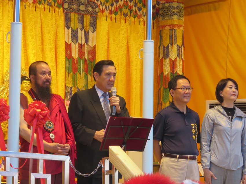 國民黨台北市長參選人丁守中今天上午與前總統馬英九、國民黨台北市議員王鴻薇一同出席世界佛教正心會行動佛殿環島祈福典禮。 圖：趙婉淳／攝