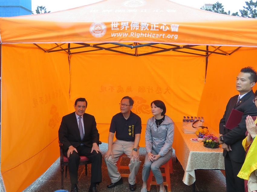 國民黨台北市長參選人丁守中今天上午與前總統馬英九、國民黨台北市議員王鴻薇一同出席世界佛教正心會行動佛殿環島祈福典禮。 圖：趙婉淳／攝