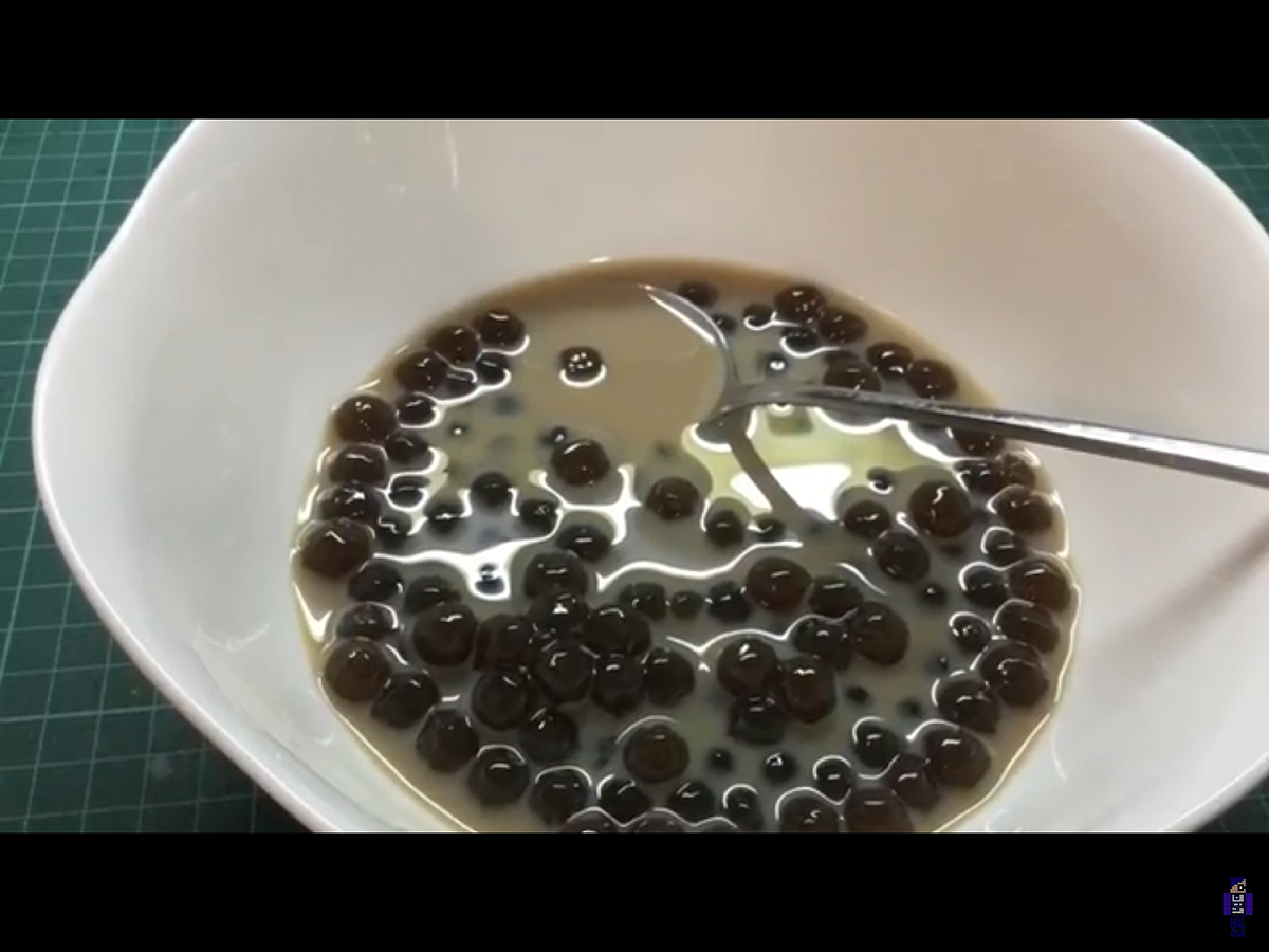 被問及喝珍珠奶茶怎麼辦時，劉永龍說，贊成使用湯匙，「而且店家最好用碗裝，不要用高杯子」，他認為這與上海的小湯圓型態類似。圖為一年前，台灣就有民眾在網路示範，如何挑戰以湯匙來享用「碗公珍珠奶茶」。 圖：翻攝自Youtube